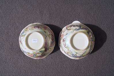 Une paire de tasses et soucoupes en porcelaine de Chine famille rose, Yongzheng
